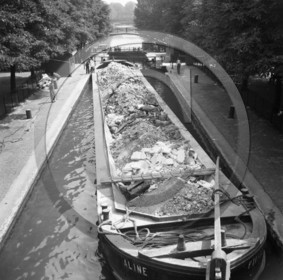 BA 1518 péniche Aline dans  écluse .jpg