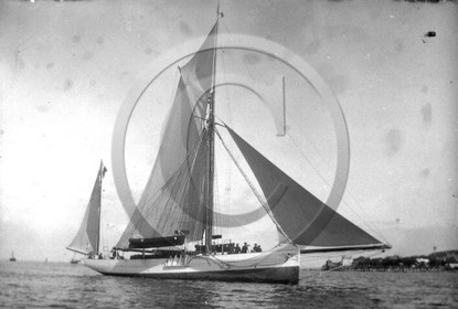 arc 1038 Arcachon voilier  Fantec devant la jetee d'Eyrac .jpg