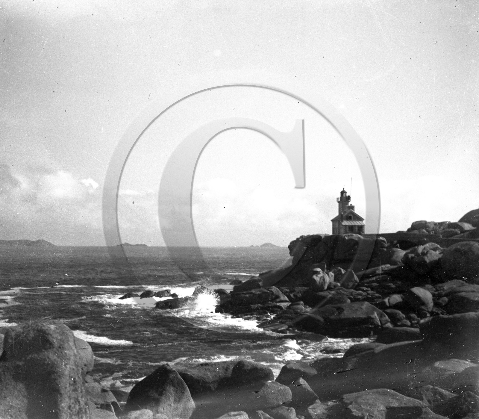 vi  2064 Ploumanach le phare dpt 22.jpg