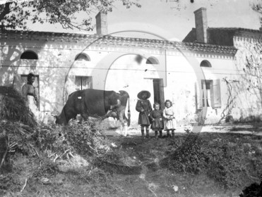 AG 581 devant une ferme enfants vache .jpg