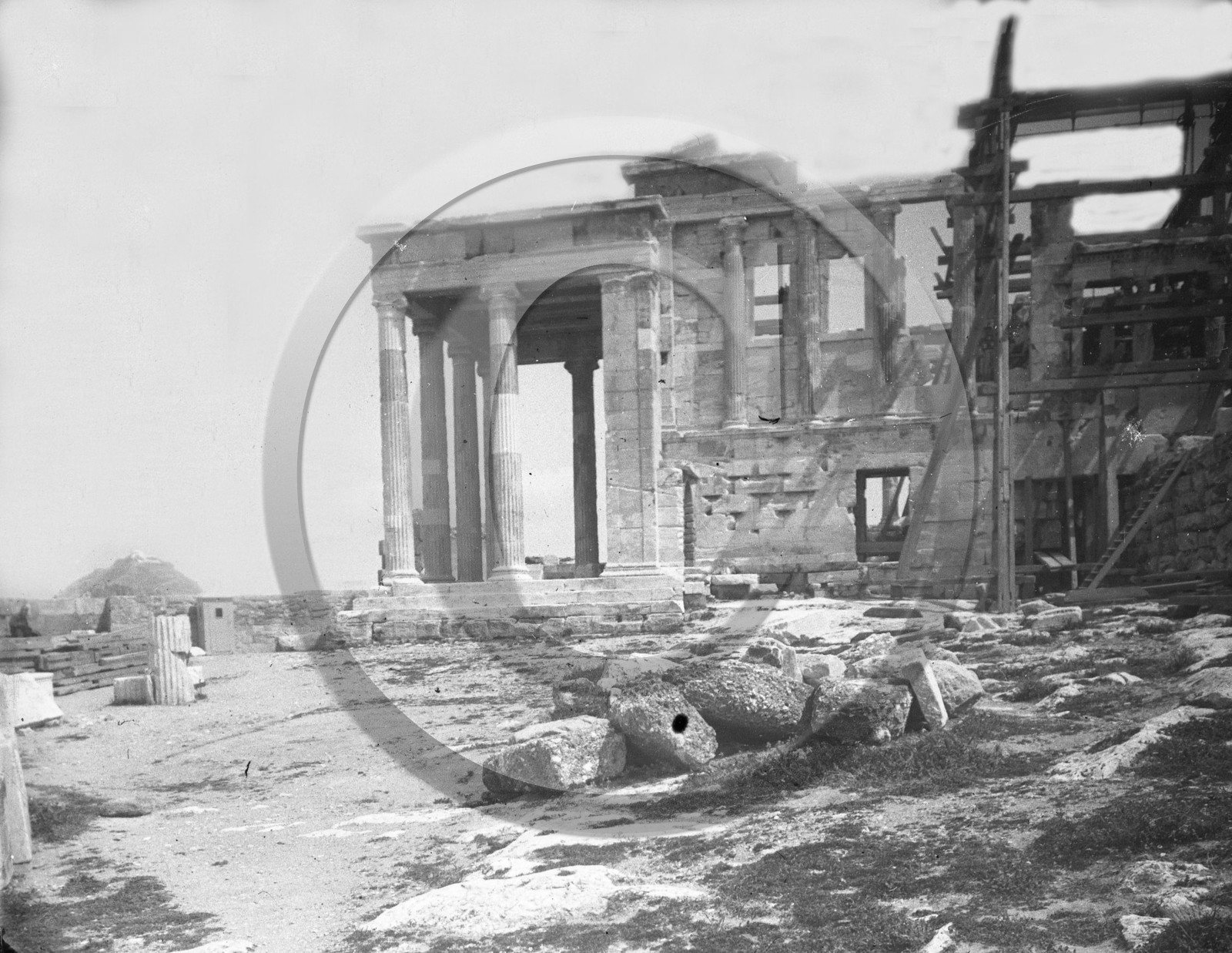 Athenes portique nord de l Erechtheion  .jpg