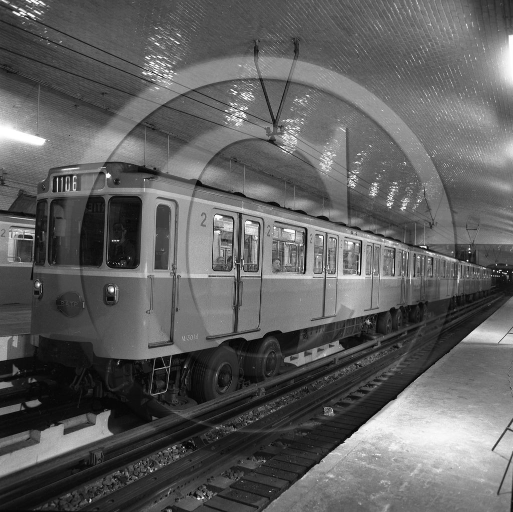 vi  1449 Paris métro n° 1106.jpg