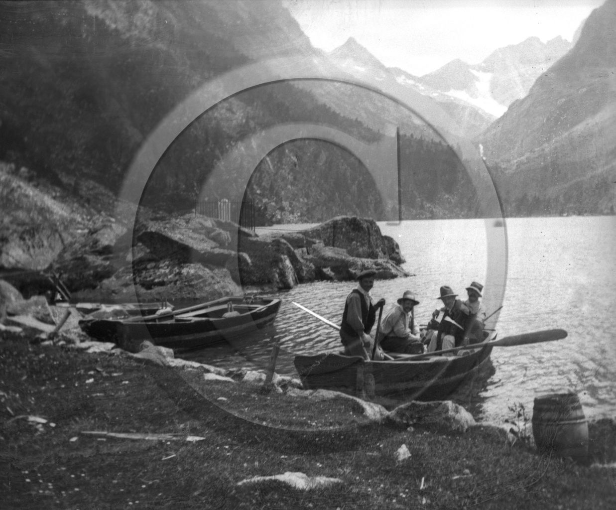 BA 1078 lac de montagne ,barques, à gauche une stèle.jpg