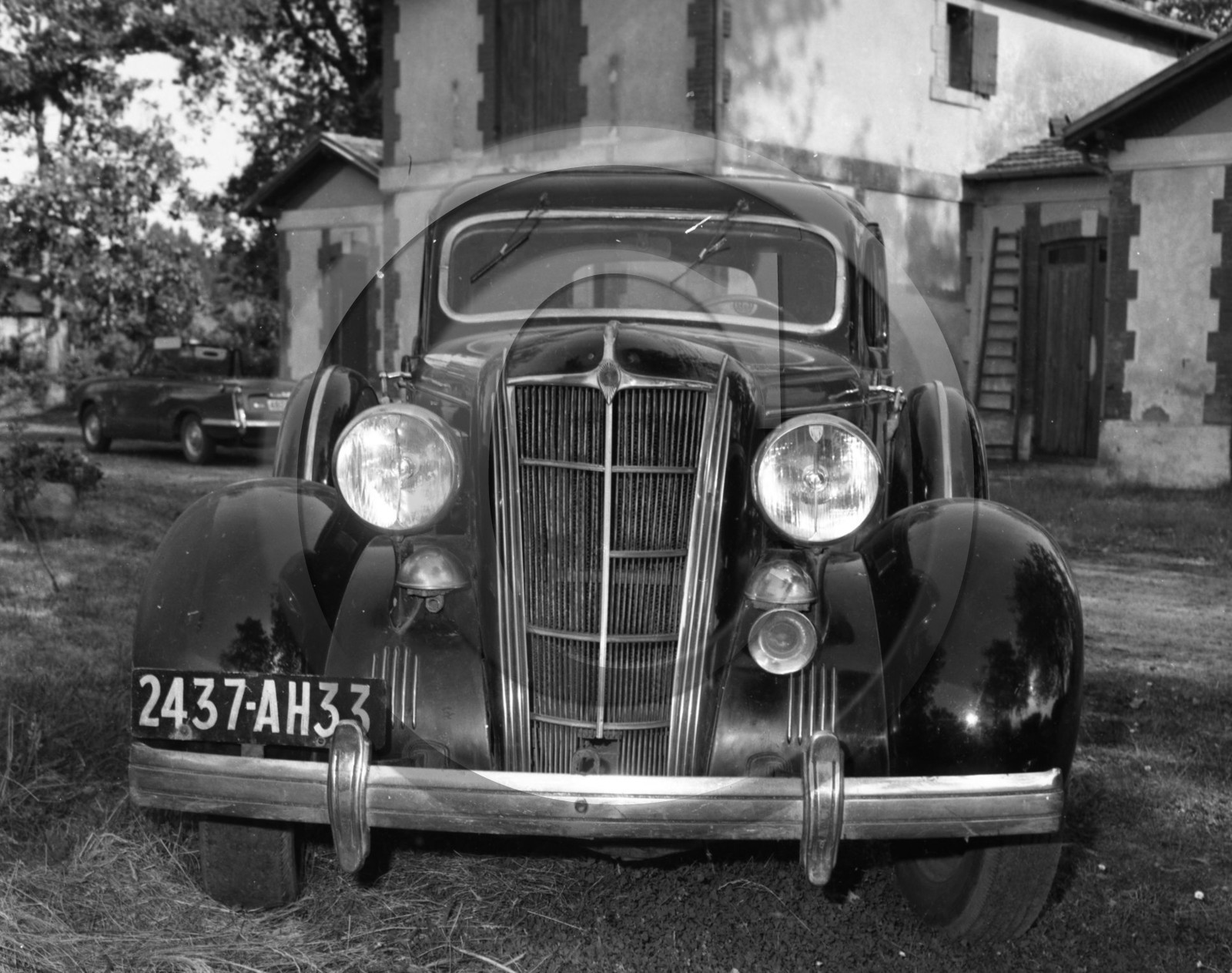 AU 437 Chrysler 6 airstream 1935 .jpg