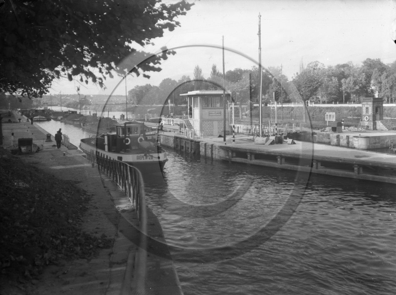 BA 1689 voies naviguables bateau Guepe N° 28 en arriere peniche Cote d'or bureau de declaration.jpg