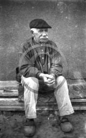 AG 565 fermier sabots et beret assis .jpg