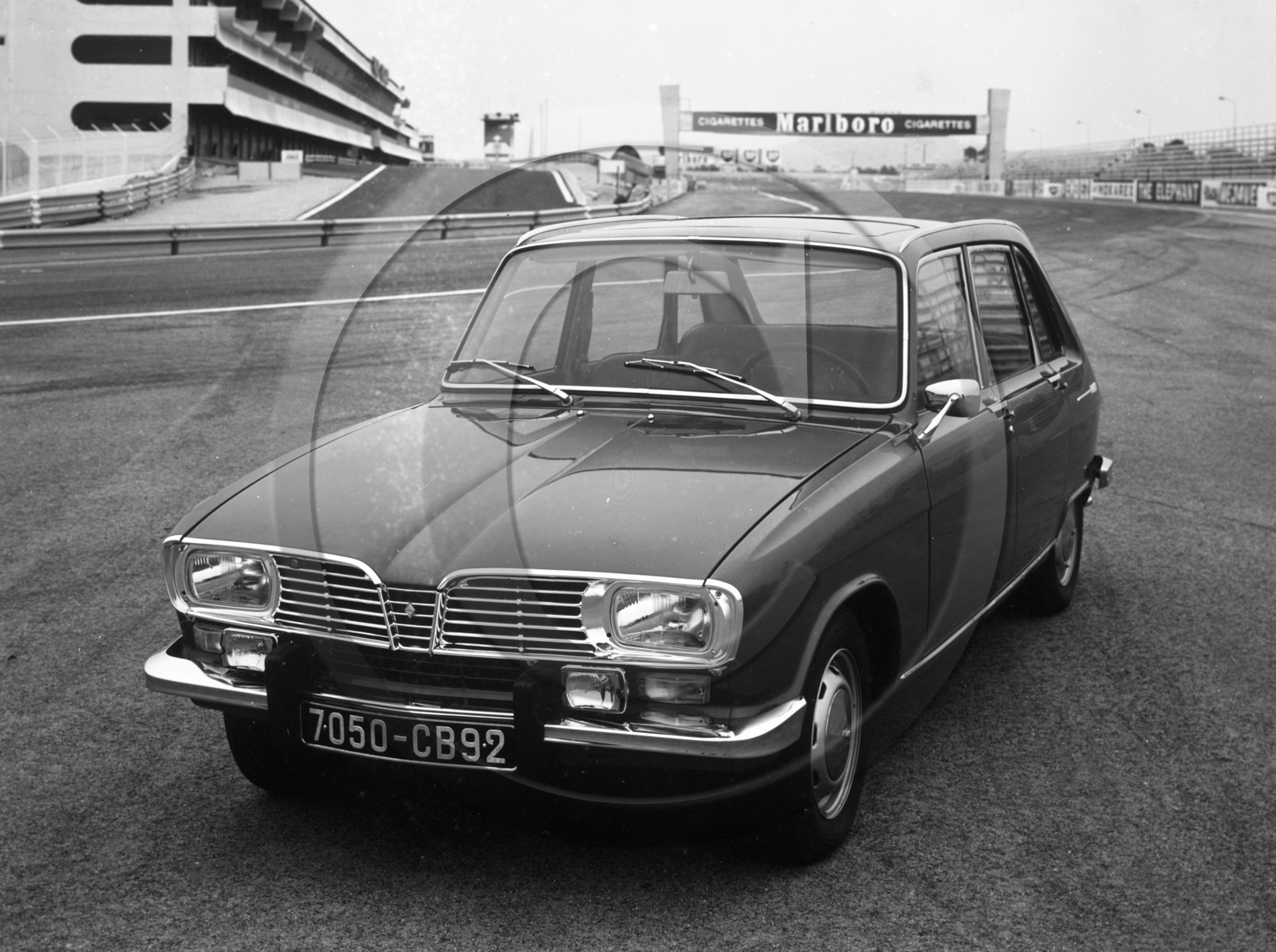 AU 2582 Renault R16 TS .jpg