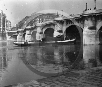 BA 306 remorqueur passant sous un pont devant la Belle Jardinère      .jpg.jpg