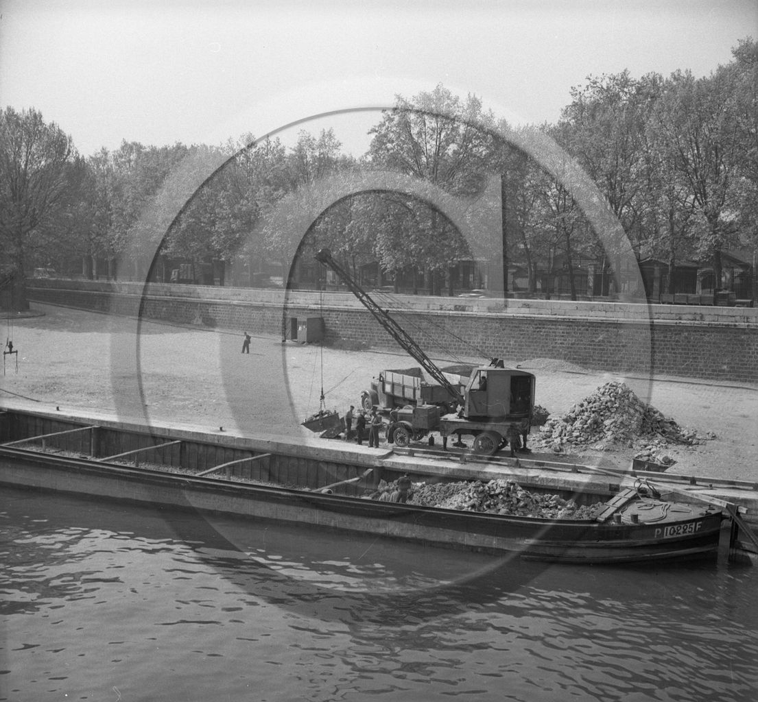 BA 1536 chargement de la barge P 10225 F .jpg