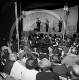 FO-CIRQUE  82 cirque Spirou sur scene musiciens et chanteuse Arcachon 1965  .jpg