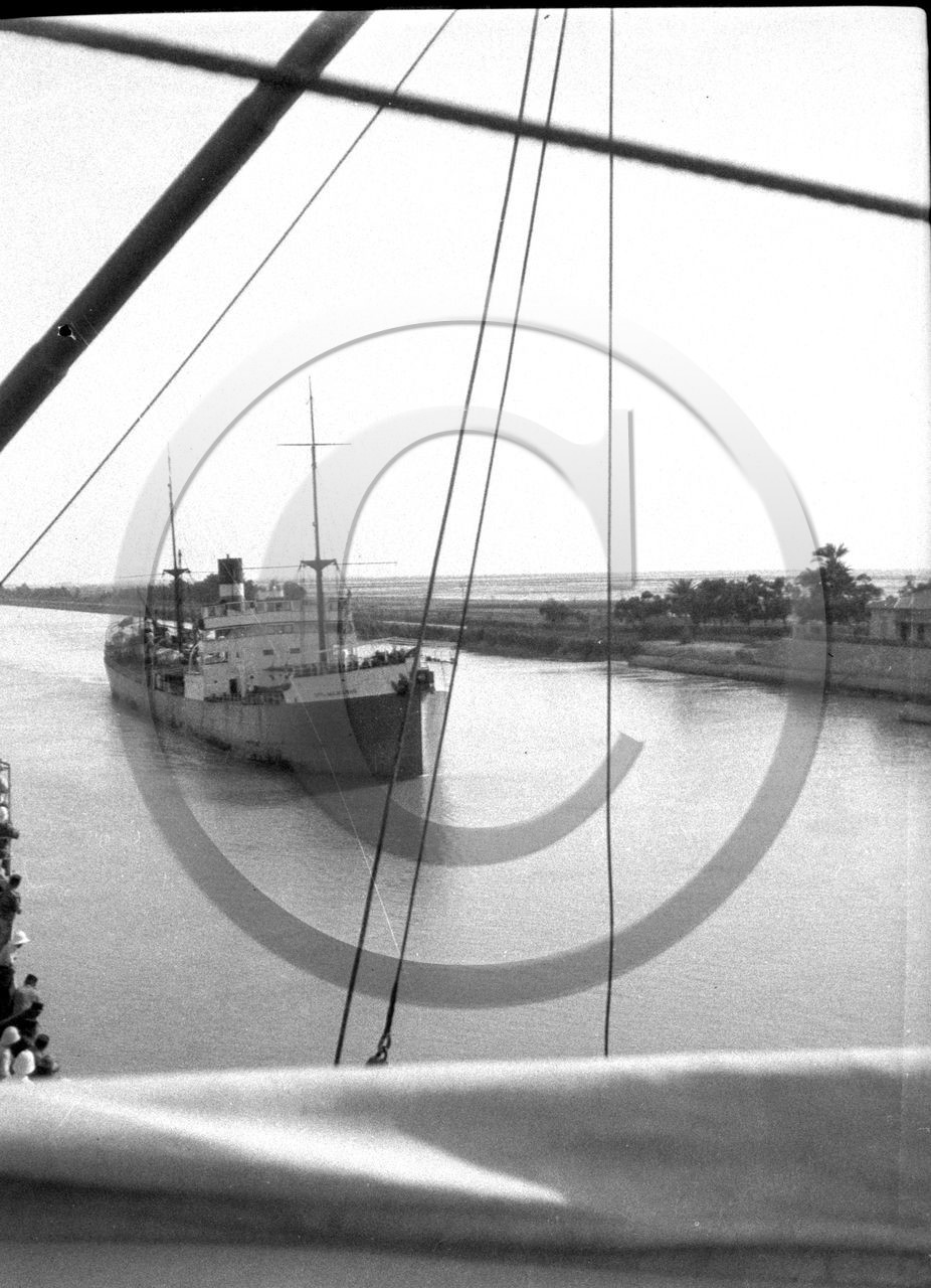 BA 939  paquebot en croise un autre en riviere de Saigon ou canal de Suez .jpg
