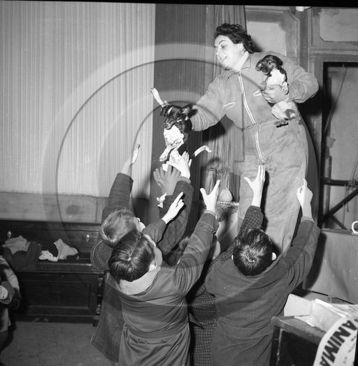 FO-CIRQUE  77  chiens savants  .jpg