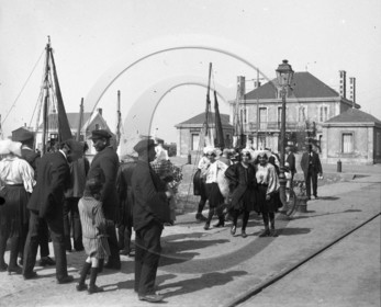BA 457 Les Sables d Olonne scene animee quai de la poisonnerie au fond le batiment des affaires maritimes  dpt 85 .jpg