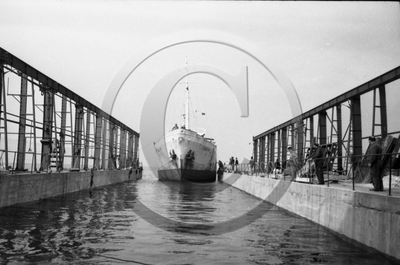 31 mai 1965 pétrolier Toucan entrant dans la cale sèche des chantiers Auroux  -6 -.jpg