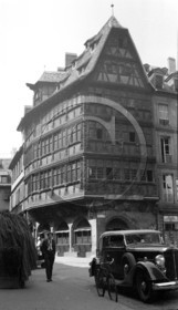 AU 2286 Packard cabriolet carrossier inconnu  1933 a strasbourg devant le restaurant Kammerzell  dpt 67 .jpg