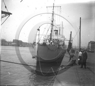 BA 1462 à quai navire de guerre .jpg