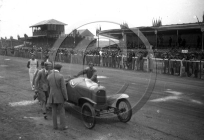Copie de AUC 22 Salmson n° 9 devant les tribunes .jpg