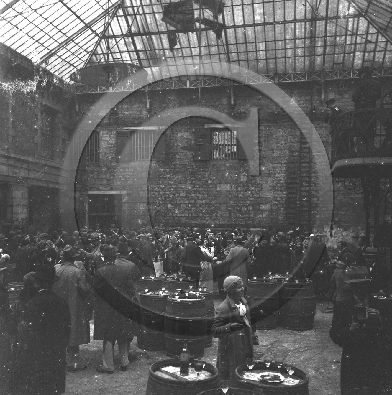 BX 86 touristes degustant les vins chez Calvet.jpg