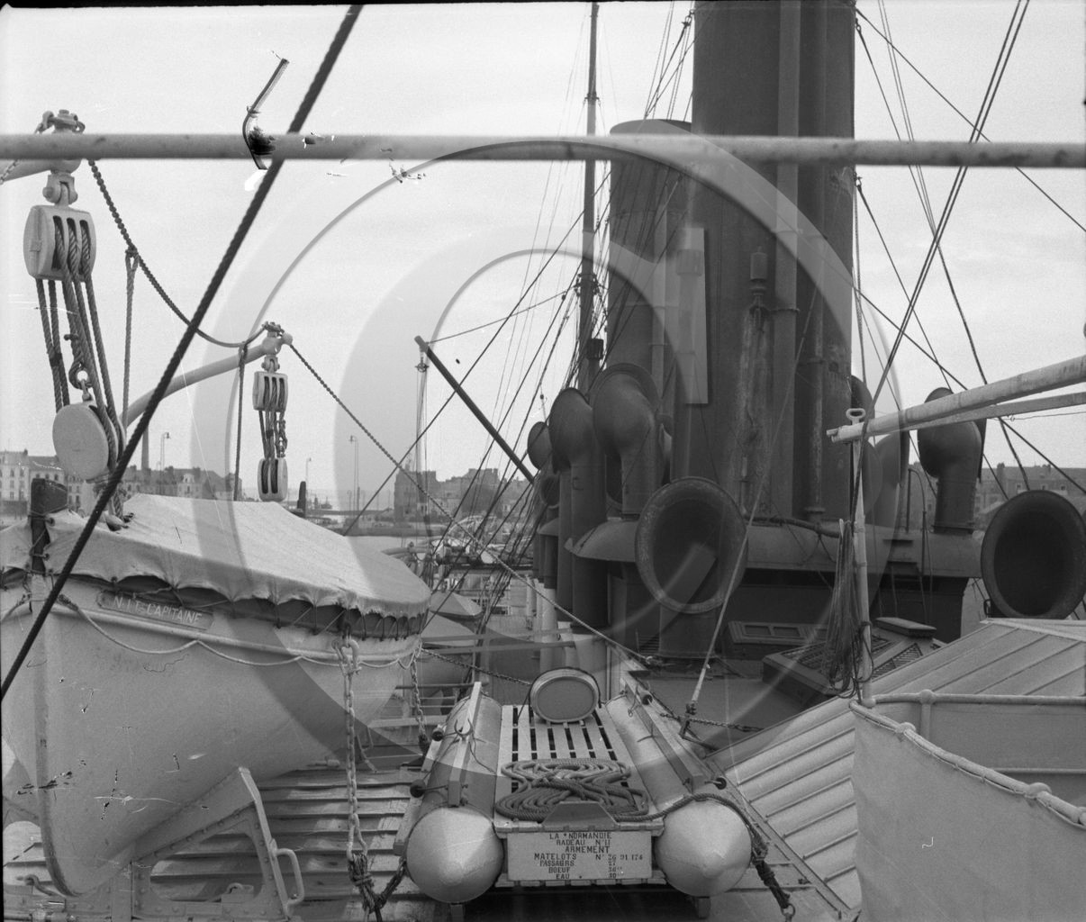 BA 622 batiment la Normandie radeau numero 11 baleiniere N 1 T capitaine  .jpg