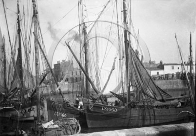 BA 1457 port bateau les sables d'olonne  dpt 85 .jpg