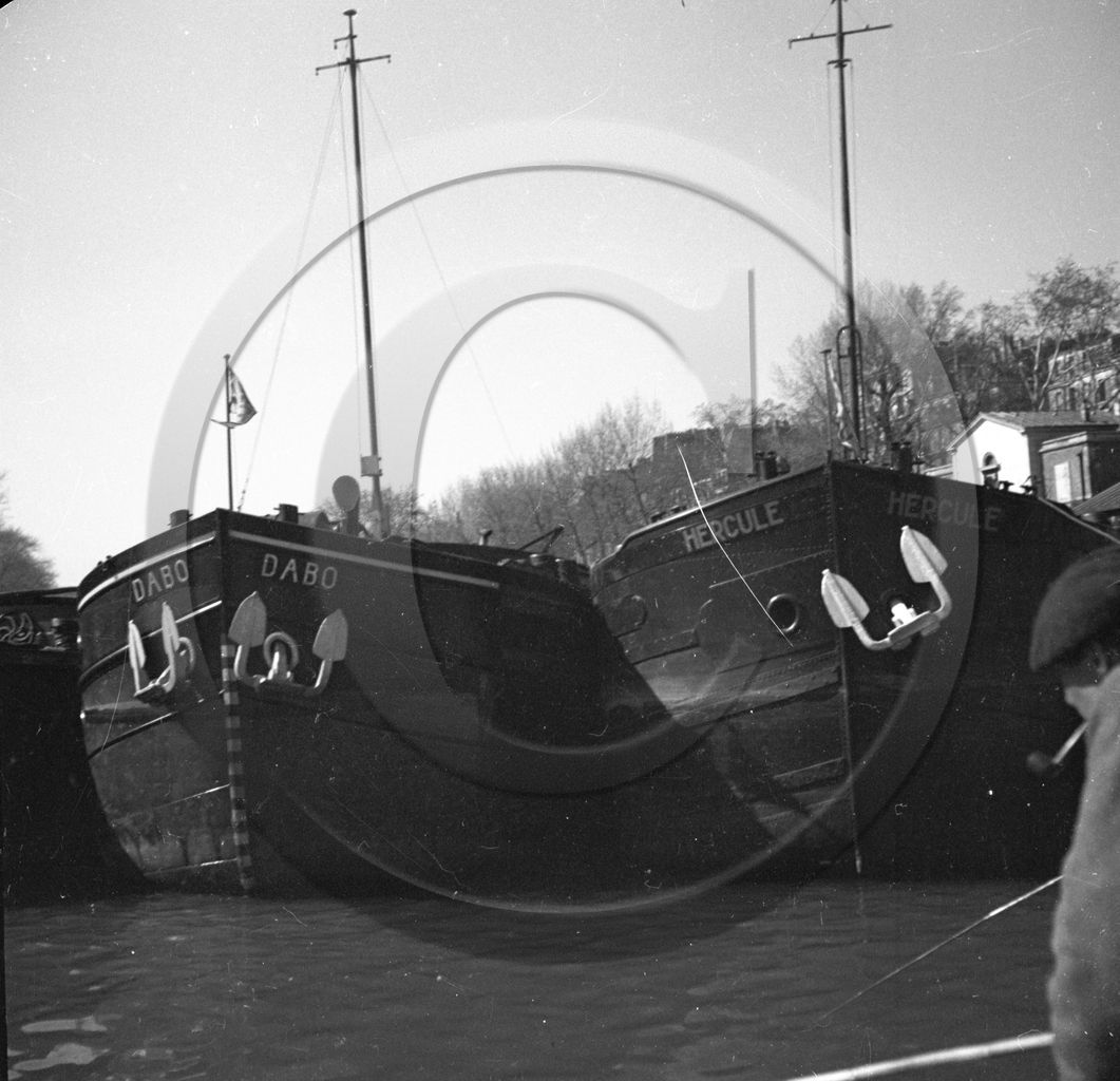 BA 1555 peniches Hercule et Dabo a quai Paris .jpg