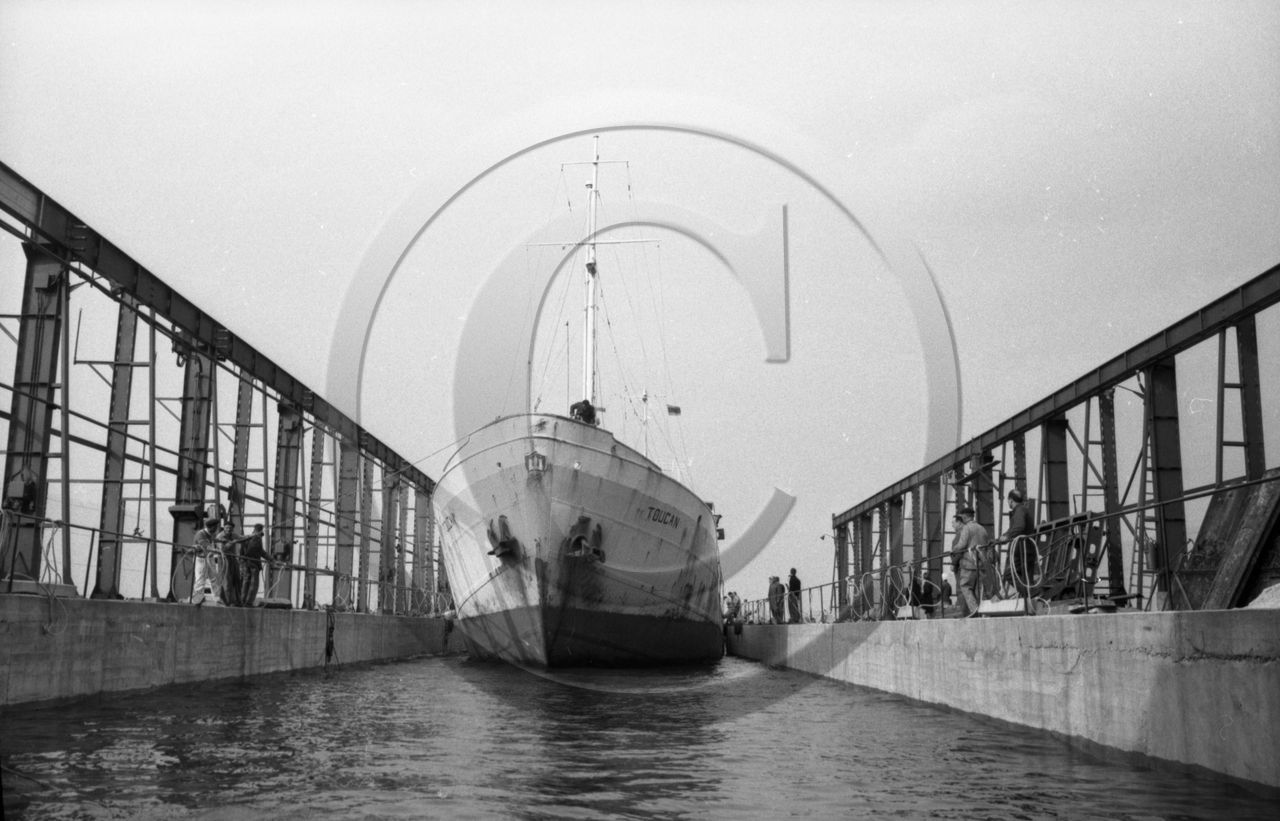 31 mai 1965 pétrolier Toucan entrant dans la cale sèche des chantiers Auroux - 4 -.jpg