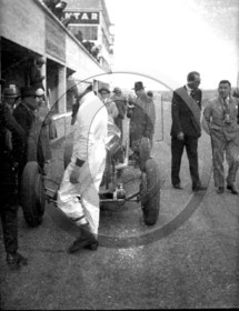 AUC 181 pilote au stand  .jpg