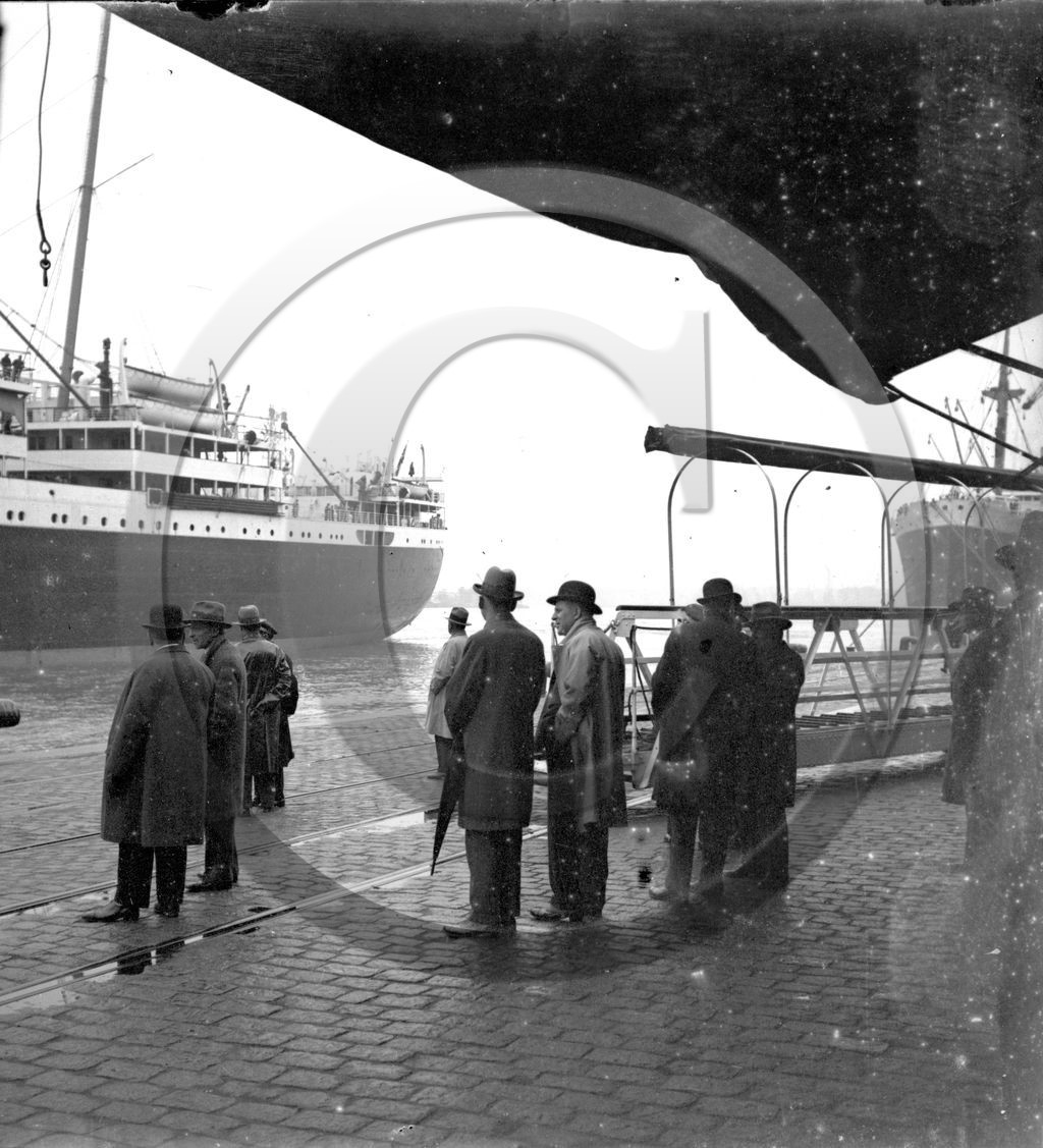 BA 892 paquebot L'alcantara accoste au quai Carnot  annee 1932 .jpg