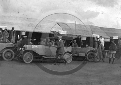 AUC 193 Licorne devant stand Delage  .jpg