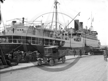 BA 105 paquebot Theophile Gauthier  Marseille a quai  -  petite camionette  dpt 13  .jpg