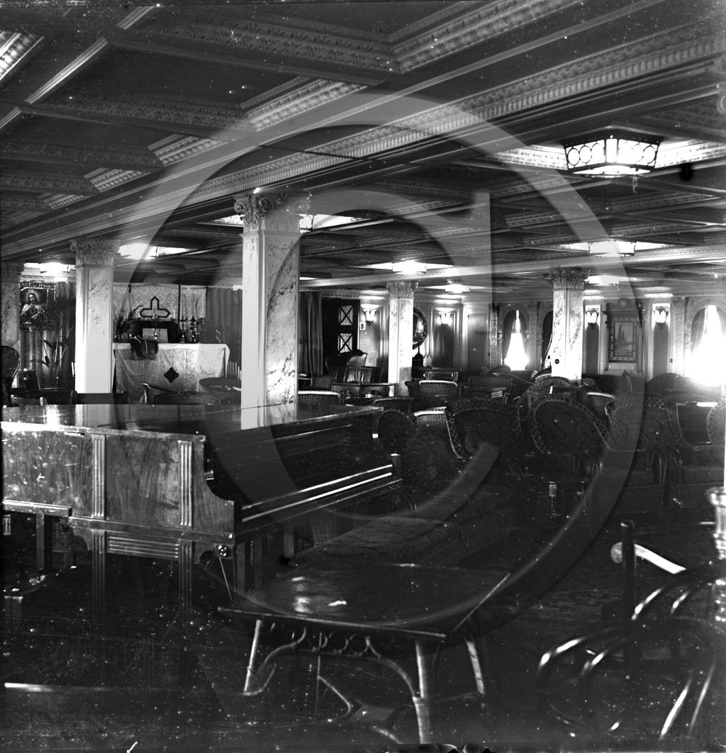 BA 898 paquebot Laurentic la chapelle dans le salon le Verdon 1934  dpt 33.jpg