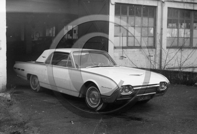 AU 213 Ford T-bird coupe 1964 .jpg