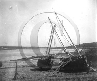 BA 401 bateaux Kerhors  rade de Brest a l echouage  dpt 29 .jpg