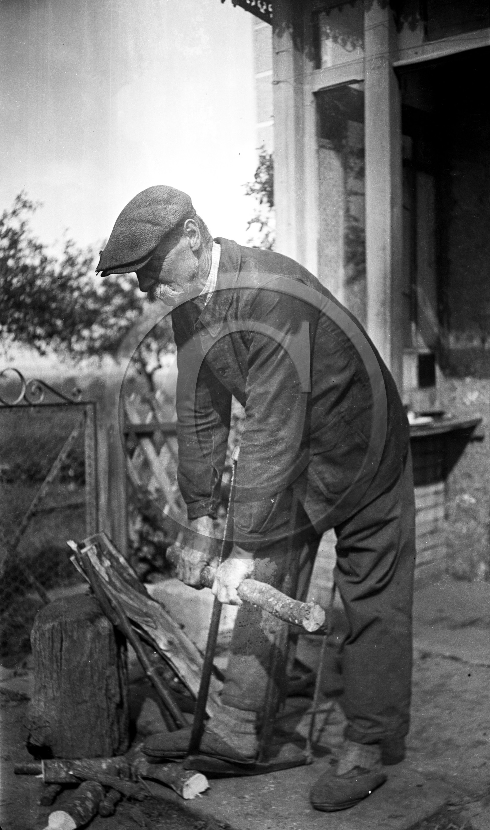 AG 559 fermier coupant du bois .jpg