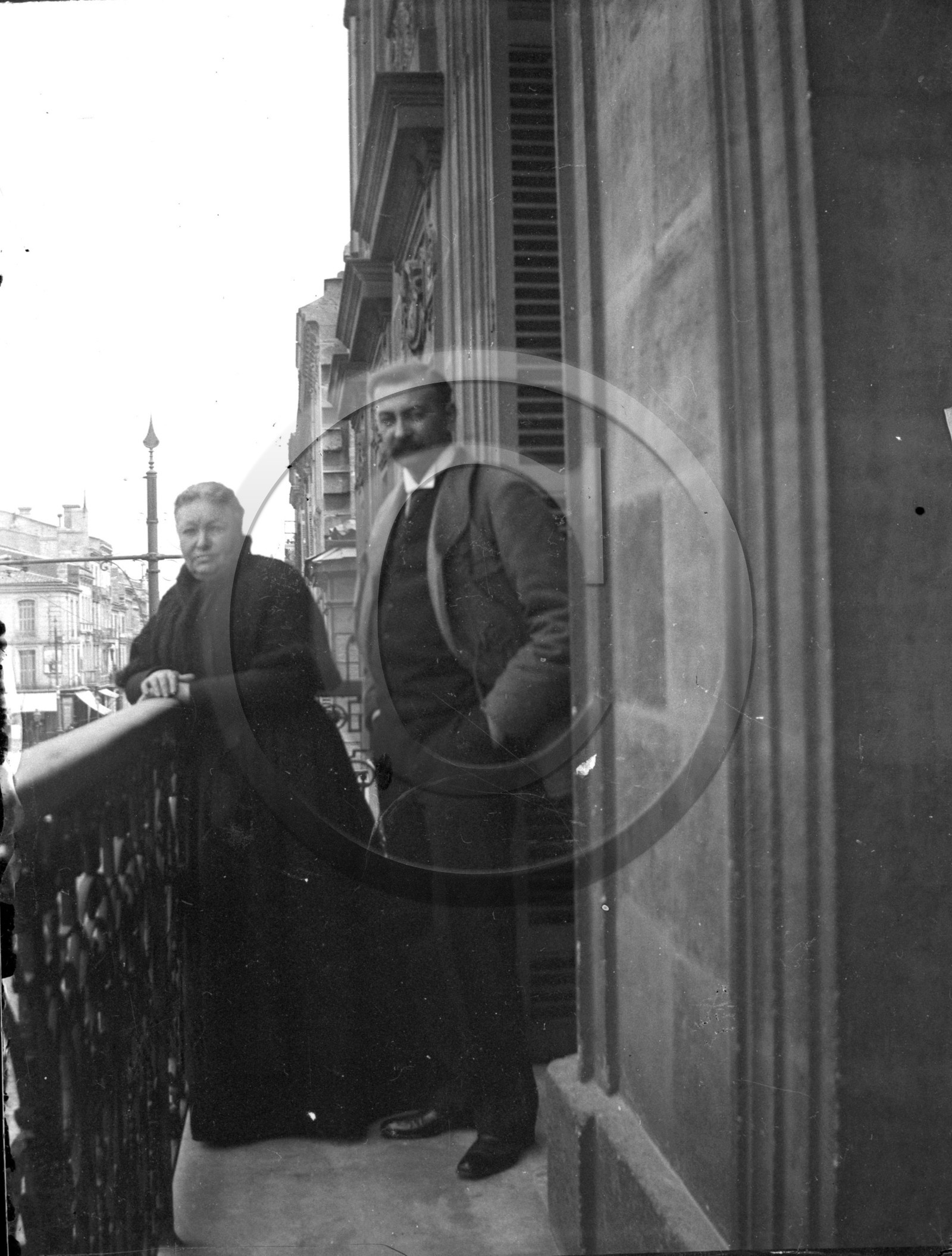 vi  1808 couple sur balcon .jpg