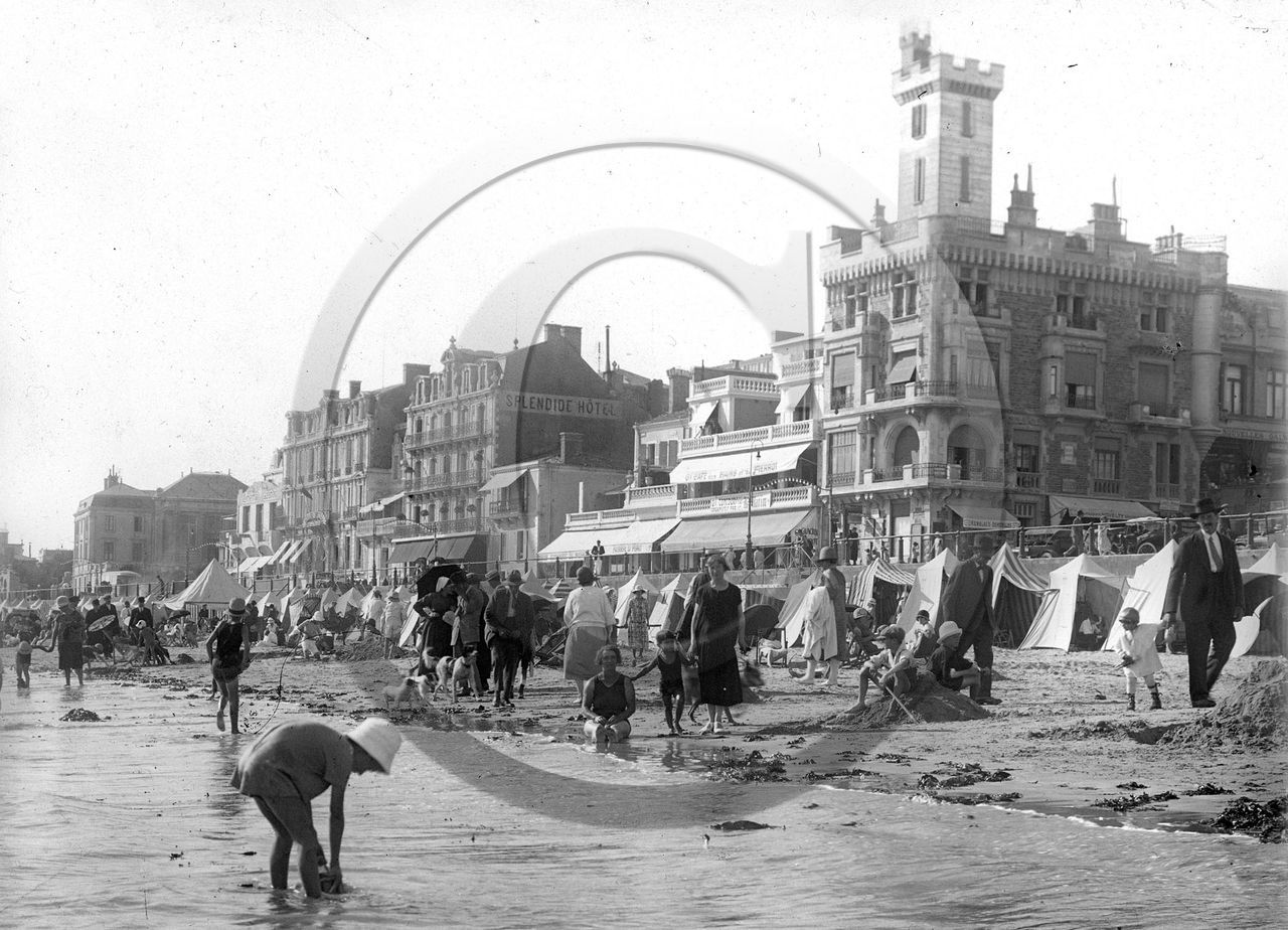 vi  1094 les sables la plage en 1926 dpt  85.jpg