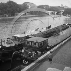 BA 324  2 belles péniches  à quai jour de lessive   Paris.jpg