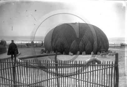 avi 148 Biarritz gonflage d un ballon devant le grand palais .jpg