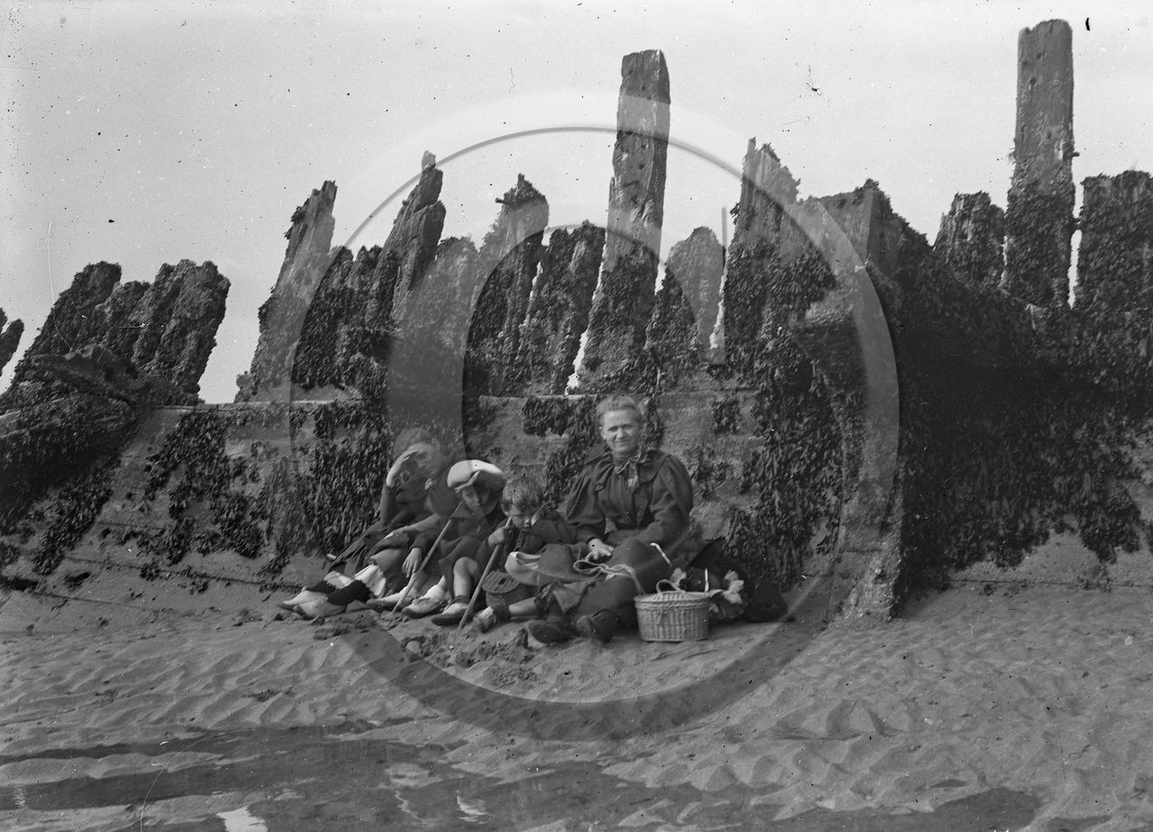 vi  1198  Asnelles adossees à  l épave du Marcia  dpt 14.jpg