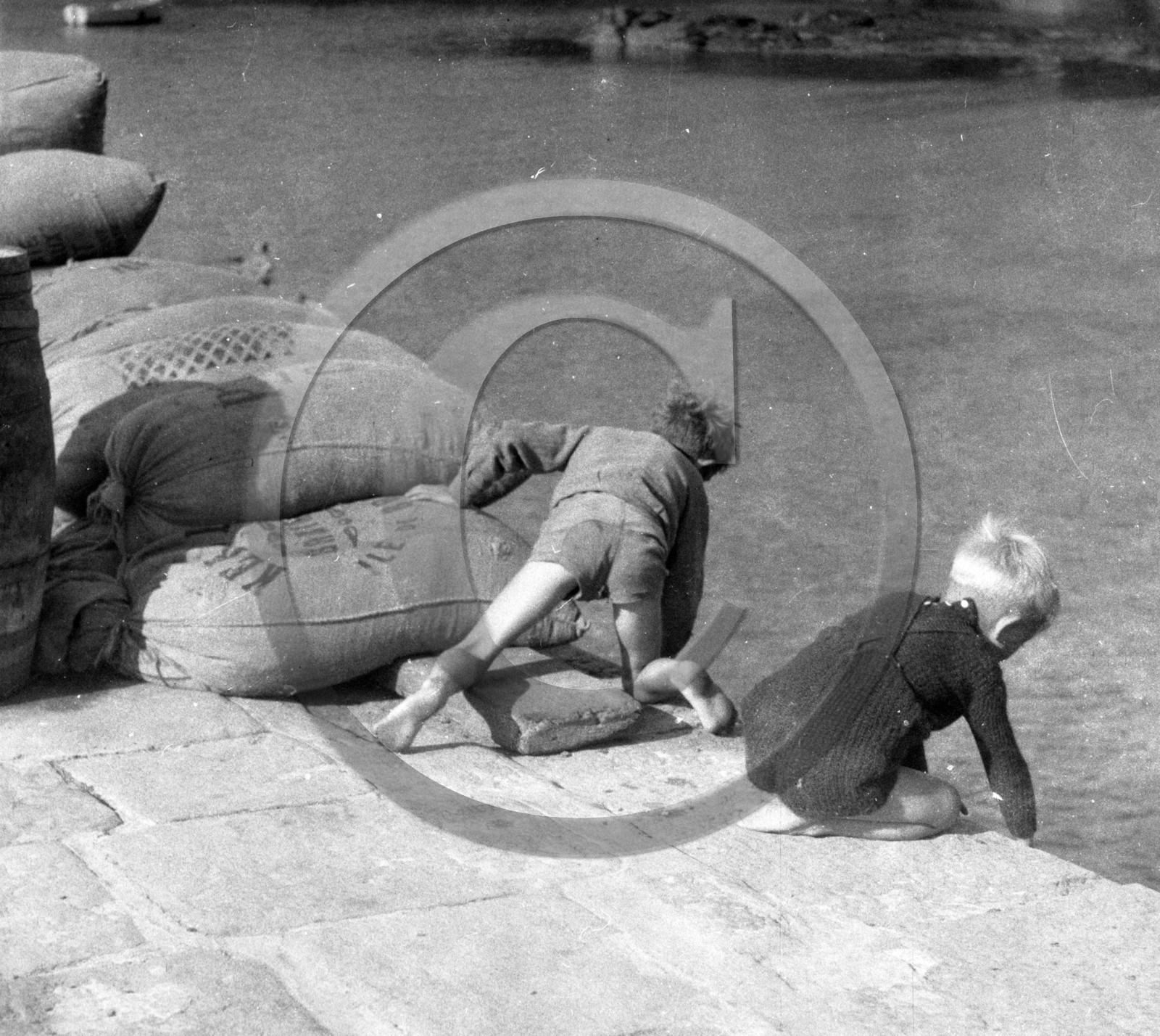 100 - enfants bords de Seine - Dargence.jpg