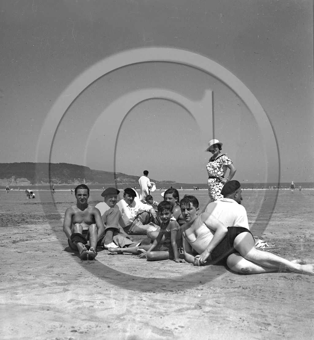 vi  1975 Hendaye Aout 1933 groupe sur la plage .jpg