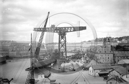vi  1236  Brest l'arsenal la penfeld le Foch sous la grue  dpt 29.jpg