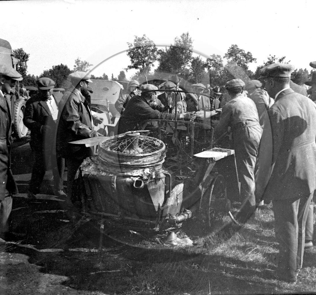 AUC 27 accident voiture brulée  .jpg