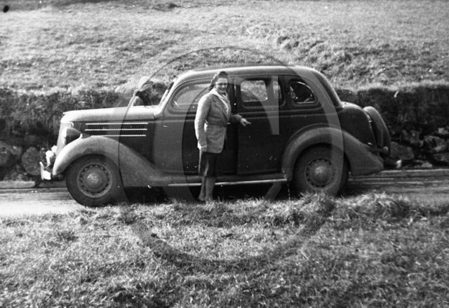 AU 2512 Ford V 8 sedan 1936 .jpg