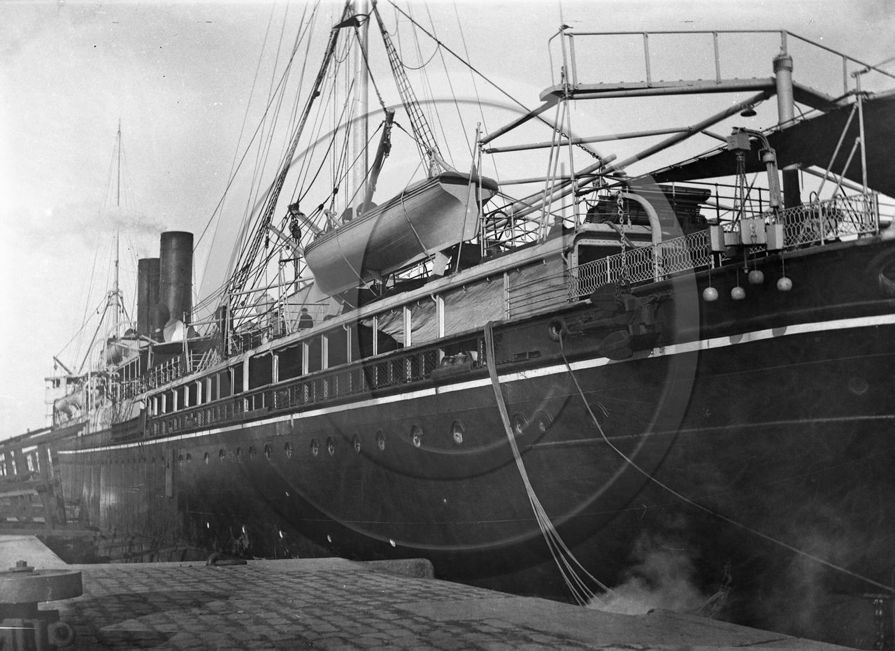 BA 1027 paquebot  vue partielle  Bordeaux dpt 33.jpg