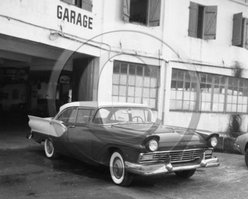 AU 1623 Ford fairlane sedan 1957 .jpg