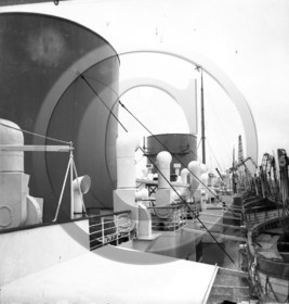 BA 894 paquebot l Alcantara  le pont superieur et ses enormes cheminees .jpg