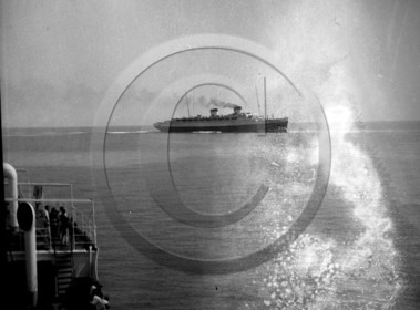 BA 933 paquebot deux cheminees.jpg