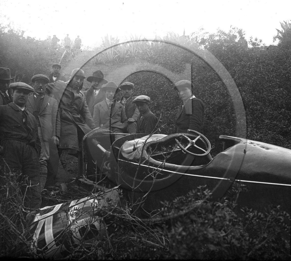 AUC 85 Médéa 10-4-1927- course de cote accident de Massaulier sur Salmson .jpg