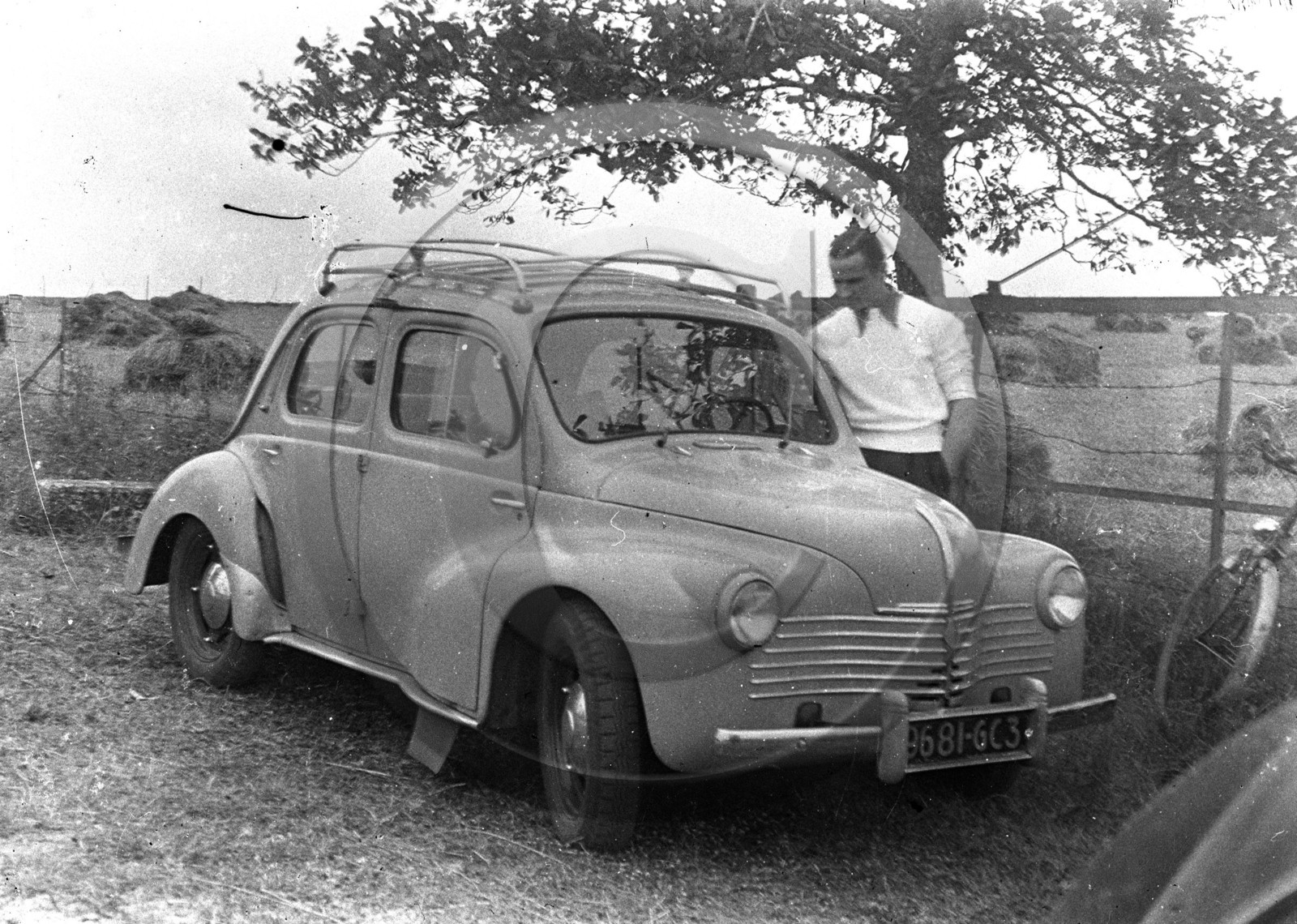 AU 3555 Renault 4cv premier modele avec fleche de direction .jpg